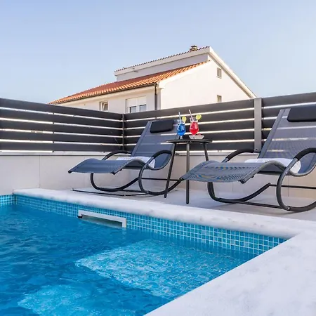 Sarah Holiday home *
